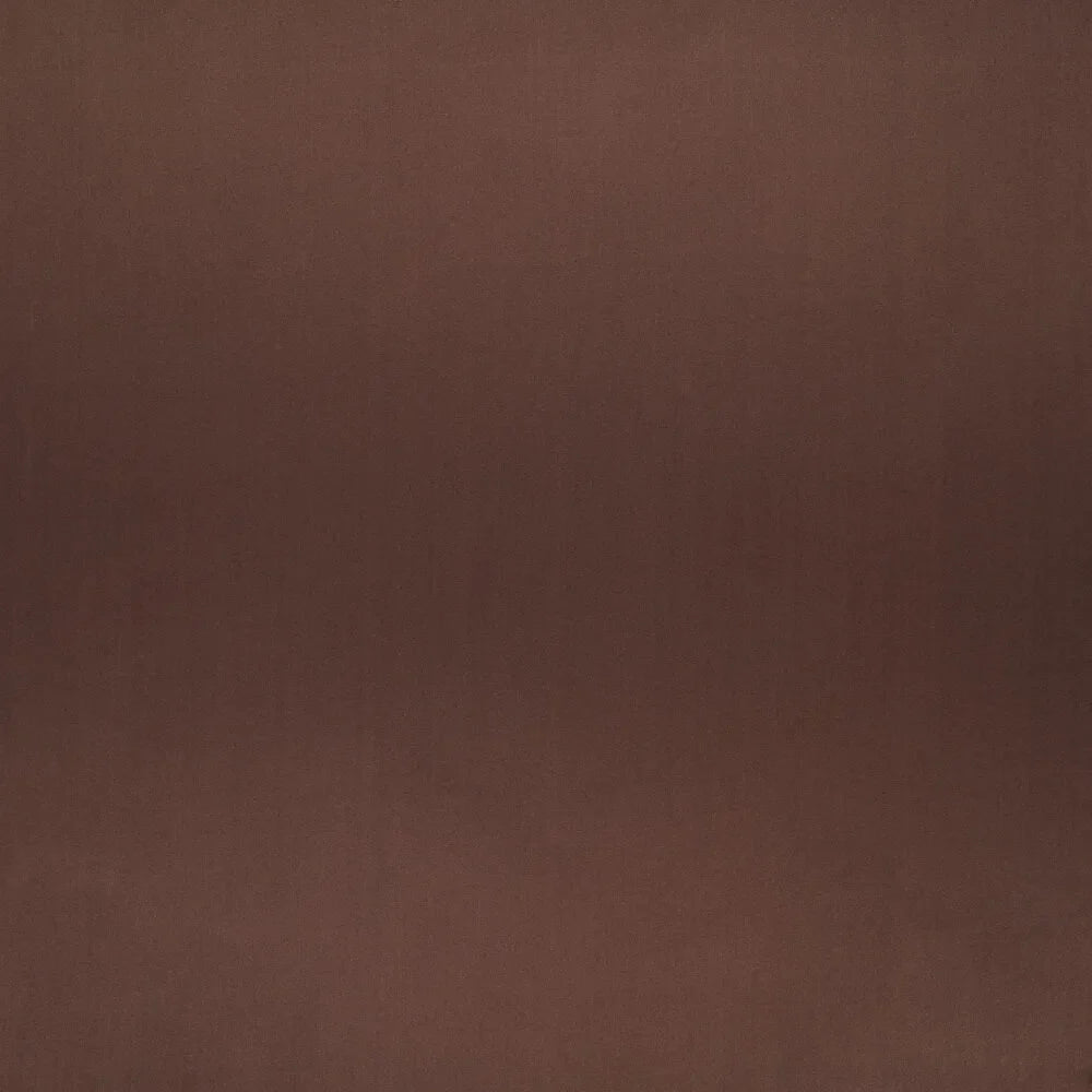 BRUN SILKESTOF I SATINVÆVNING MED STRÆK