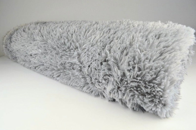 GRÅ LÅNGHÅRIG PLYSCH – 30 MM LUGG & TVÄRSGÅENDE STRETCH