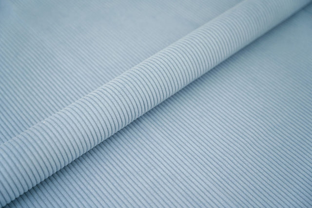 PASTELLBLÅ CORD MÖBELTYG – 5 MM RIBBAD SAMMET