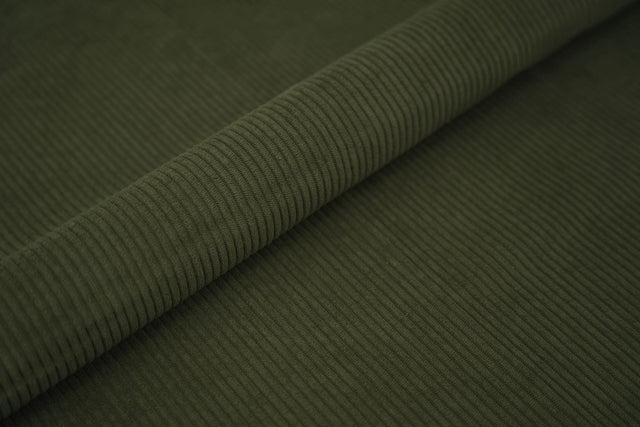 MOSSGRÖN CORD MÖBELTYG – 5 MM RIBBAD SAMMET