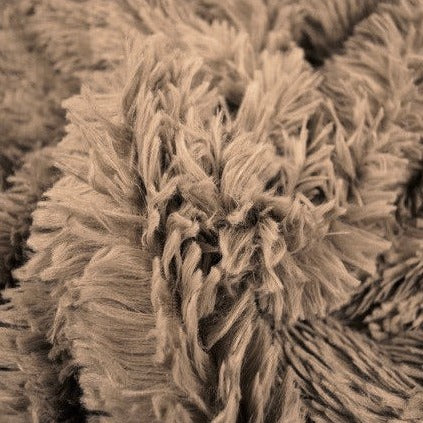 TAUPE LÅNGHÅRIG PLYSCH – 30 MM LUGG & TVÄRSGÅENDE STRETCH