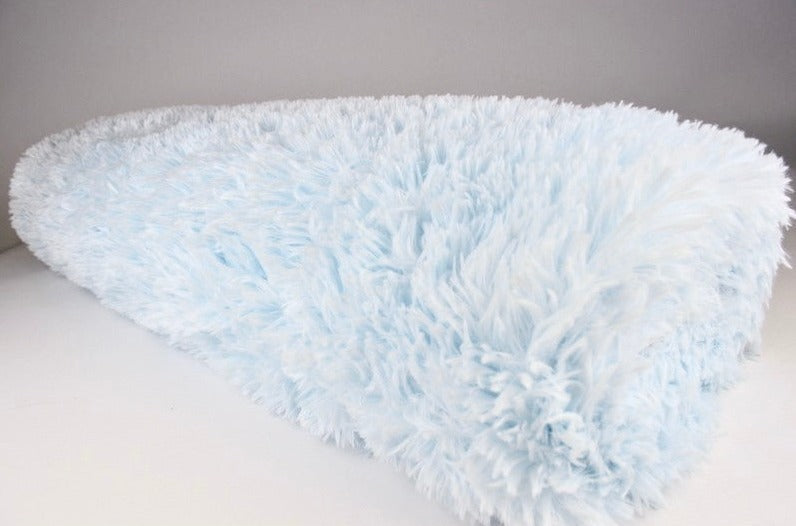 BABYBLÅ LÅNGHÅRIG PLYSCH – 30 MM LUGG & TVÄRSGÅENDE STRETCH