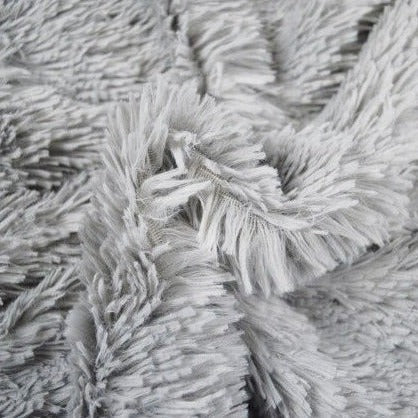 GRÅ LÅNGHÅRIG PLYSCH – 30 MM LUGG & TVÄRSGÅENDE STRETCH