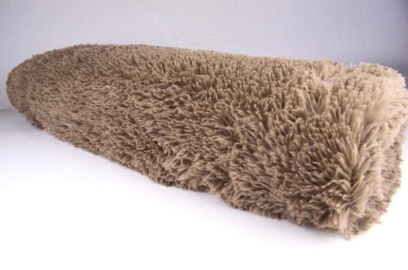 TAUPE LÅNGHÅRIG PLYSCH – 30 MM LUGG & TVÄRSGÅENDE STRETCH