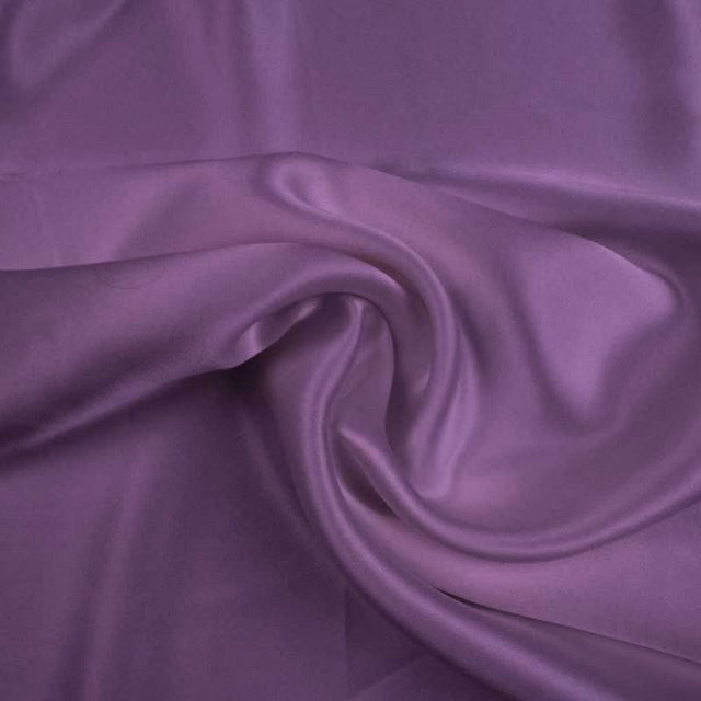 LILA SILKESATIN MED LÄTT STRETCH – MJUK & SLÄT YTA