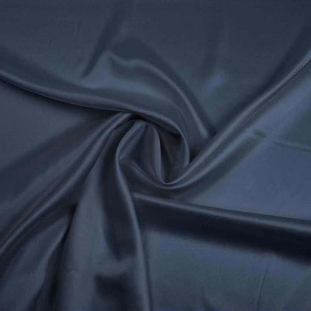 BLÅ SILKESATIN MED LÄTT STRETCH – MJUK & SLÄT YTA