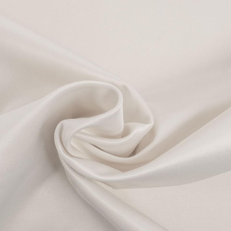 CREMEFARVET SELENA TUNG BRUDESATIN MED LET STRÆK