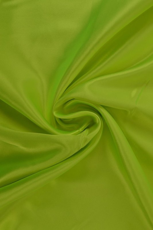 LIMEGRÖN SATIN TYG – LÄTT & GLANSIGT