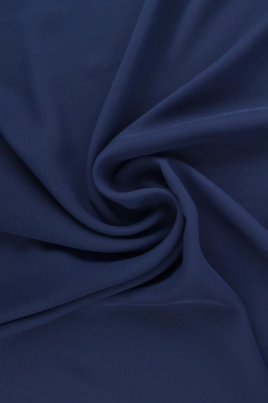 NAVY CHIFFONG – LÄTT, TRANSPARENT & MED VACKERT FALL