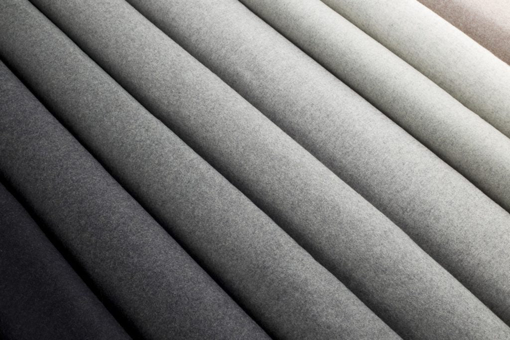 MARMORGRÅ CLARK MÖBELTYG – ULLBLANDNING OCH MELERAD YTA