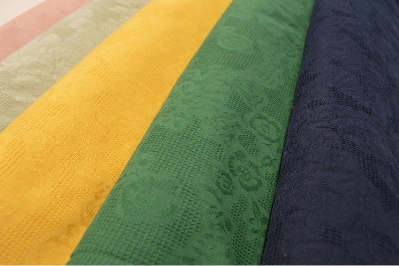 LYSERØD BOMULDS JACQUARD - VAFFELSTRUKTUR MED BLOMSTERMOTIV