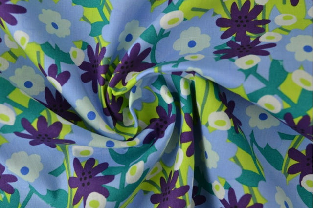 LYSEBLÅ BOMULDSPOPLIN MED BLOMSTERPRINT – LILLA & GRØN