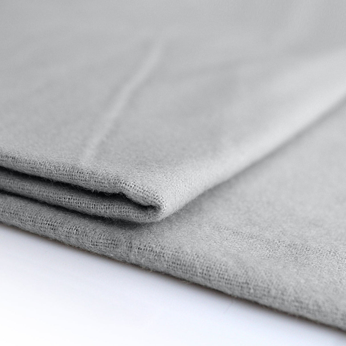 LYSEGRÅ BRANDHÆMMENDE DEKO MOLTON – 300 CM, LET & MAT