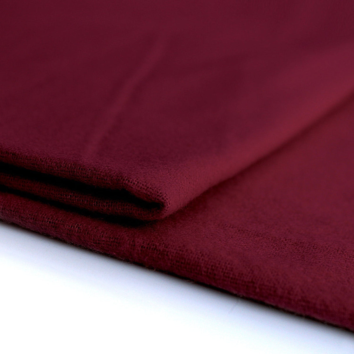 BORDEAUX BRANDFÖRHINDRANDE DEKO MOLTON – 300 CM, LÄTT & MATT