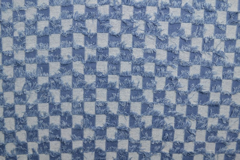 LJUSBLÅ DENIMTYG MED RUTIGT FRYNSMÖNSTER – METERVARA TILL BYXOR & JACKOR