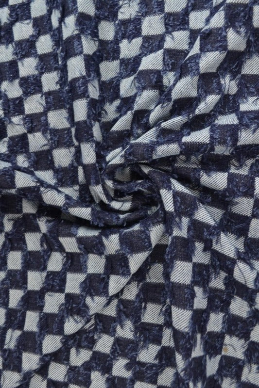 MÖRKBLÅ DENIMTYG MED RUTIGT FRYNSMÖNSTER – METERVARA TILL BYXOR & JACKOR