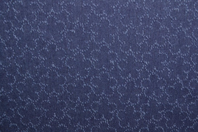 MÖRKBLÅ DENIMTYG MED MOLNMÖNSTER – METERVARA TILL BYXOR & JACKOR