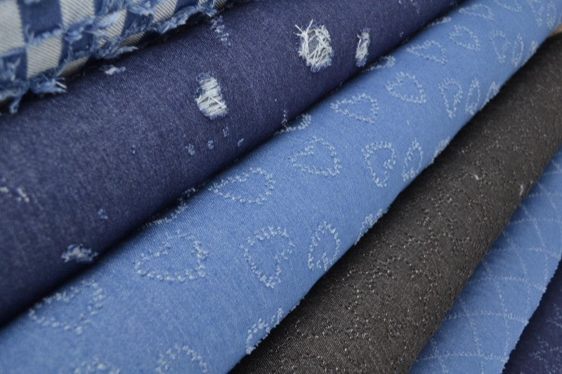 MÖRKBLÅ DENIMTYG MED MOLNMÖNSTER – METERVARA TILL BYXOR & JACKOR