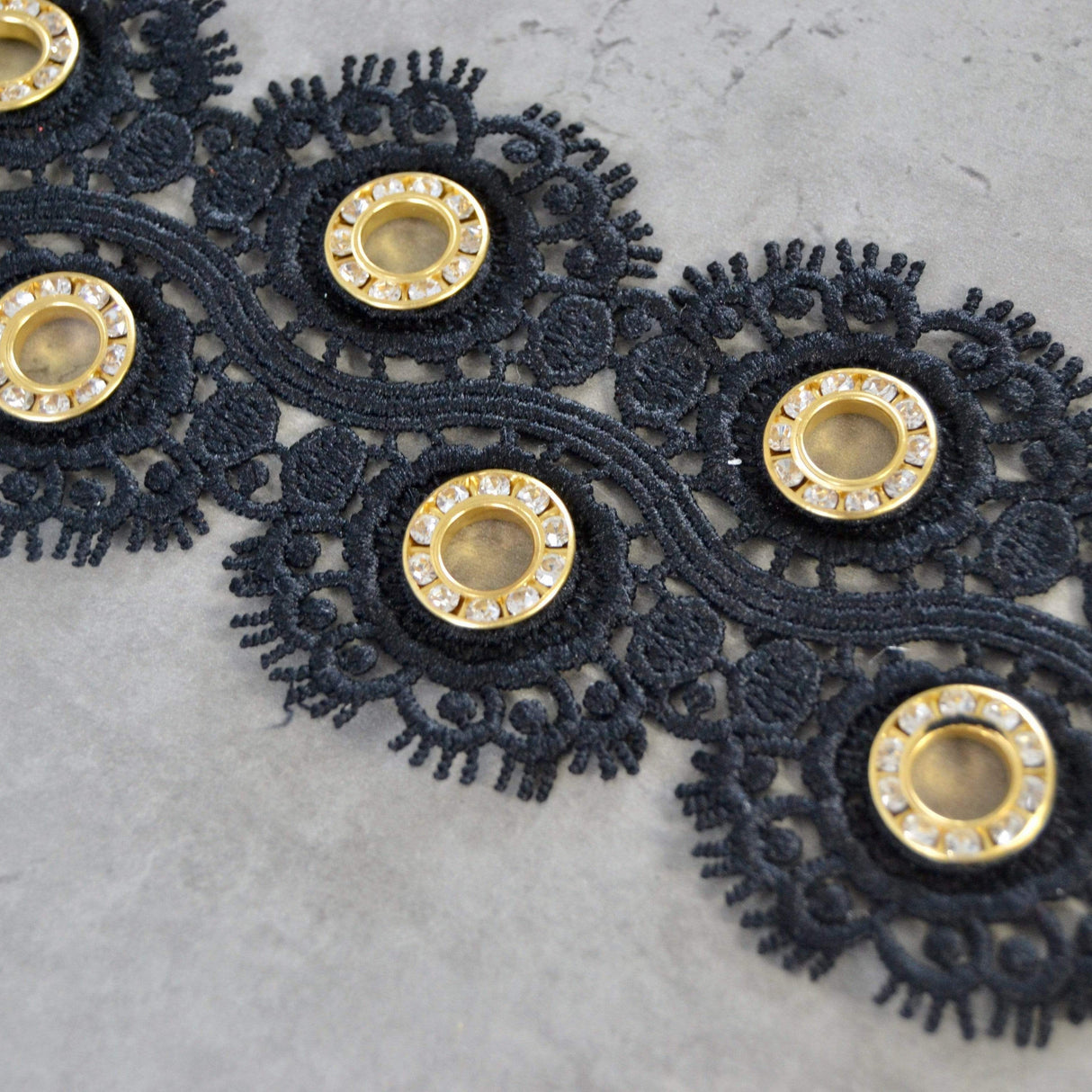 SORT BLOMSTERBÅND MED GULD RINGE 55MM