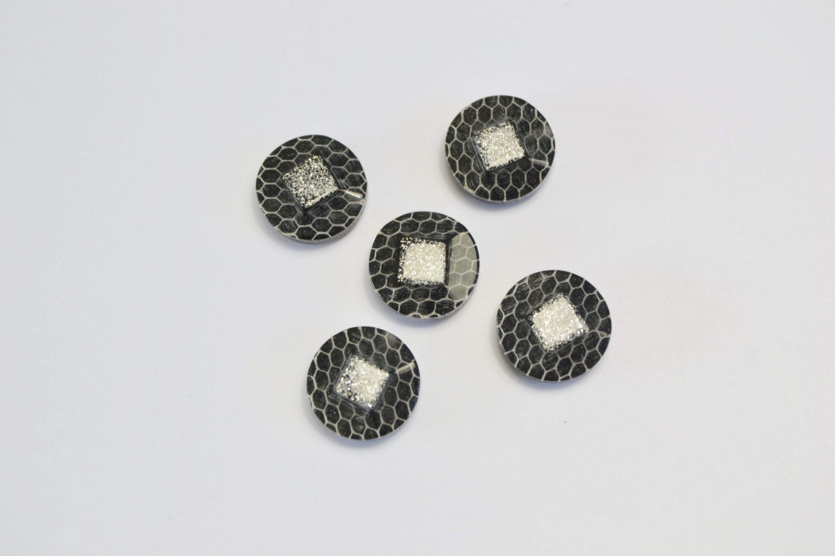 SORTE KNAPPER MED SØLV GLIMMER 5 STK.