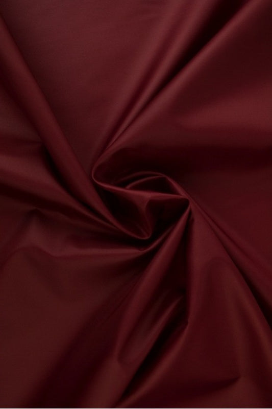 BORDEAUX LÄTT VATTENTÄT POLYESTER – SLITSTARK & SNABBTORKANDE