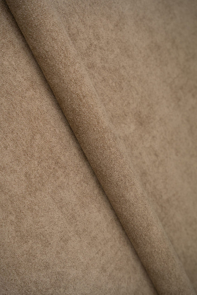 VARM SANDTAUPE HEVIA CHENILLE MØBELSTOF – BLØD & SLIDSTÆRK