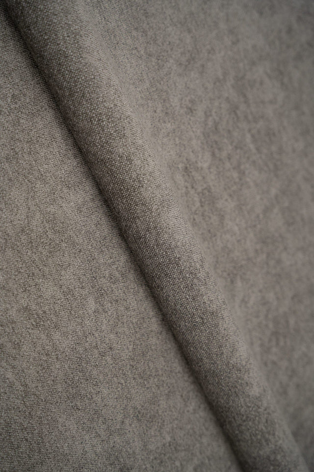 MØRK TAUPE HEVIA CHENILLE MØBELSTOF – BLØD & SLIDSTÆRK