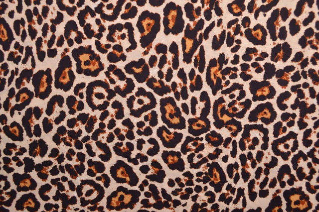 BEIGE HØR MED LEOPARDPRINT – nærbillede