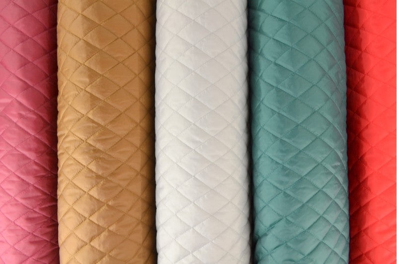 RØD QUILT STOF MED VATTERET BAGSIDE