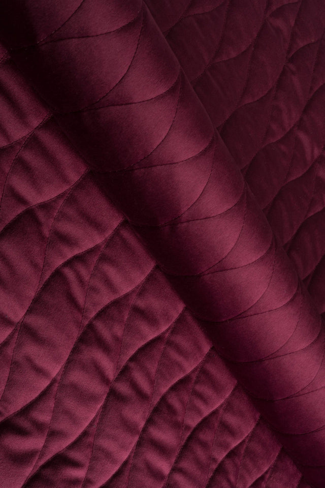 DYB BORDEAUXRØD MAGIC VELVET 3D – QUILTET VELOUR MED BØLGEMØNSTER