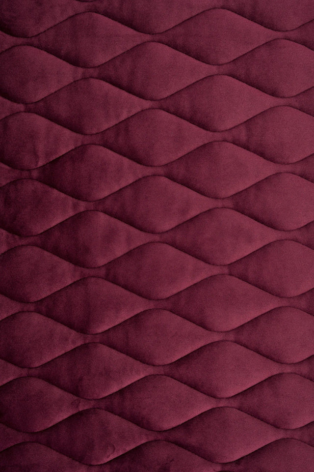 DYB BORDEAUXRØD MAGIC VELVET 3D – QUILTET VELOUR MED BLADMØNSTER