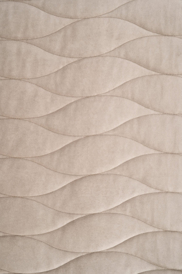 VARM SANDBEIGE MAGIC VELVET 3D – QUILTET VELOUR MED BØLGEMØNSTER