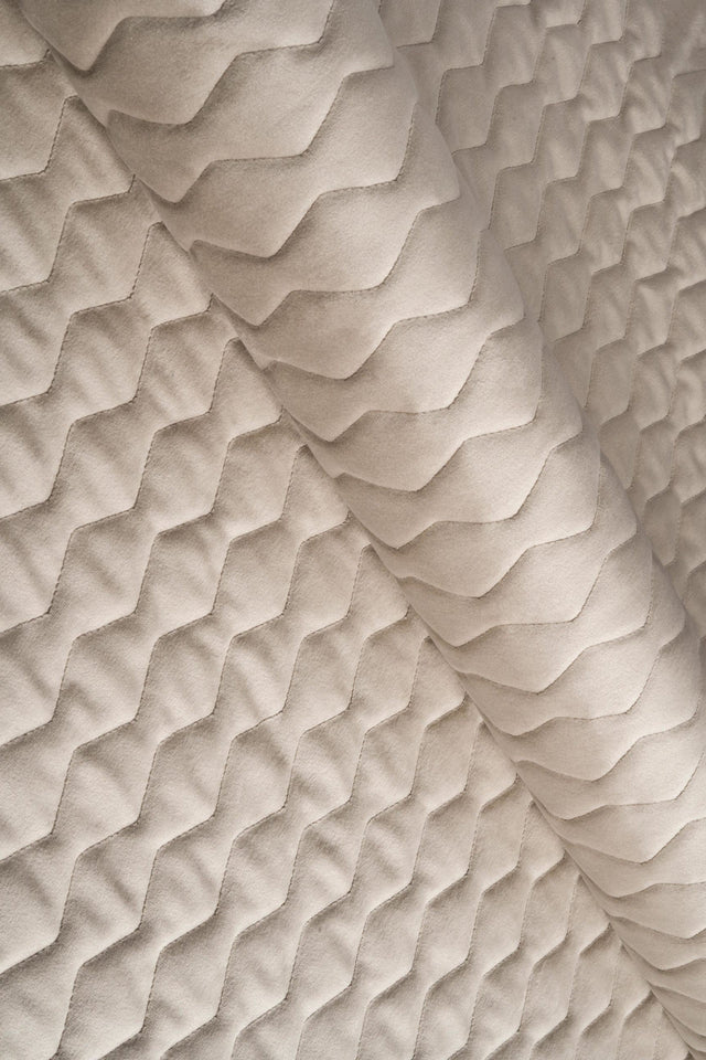VARM SANDBEIGE MAGIC VELVET 3D – QUILTET VELOUR MED ZIGZAGMØNSTER
