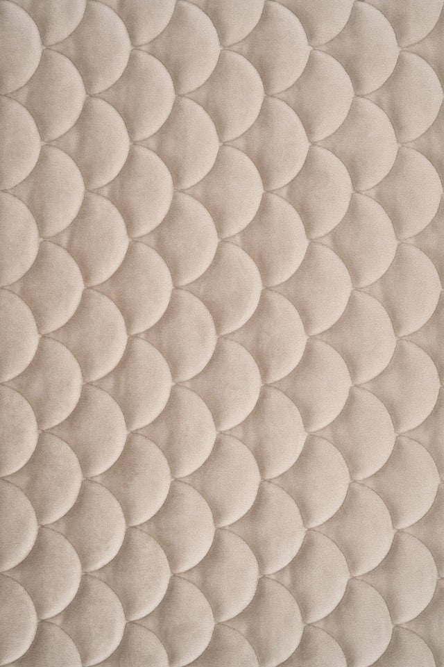 VARM SANDBEIGE MAGIC VELVET 3D – QUILTET VELOUR MED SKÆLMØNSTER