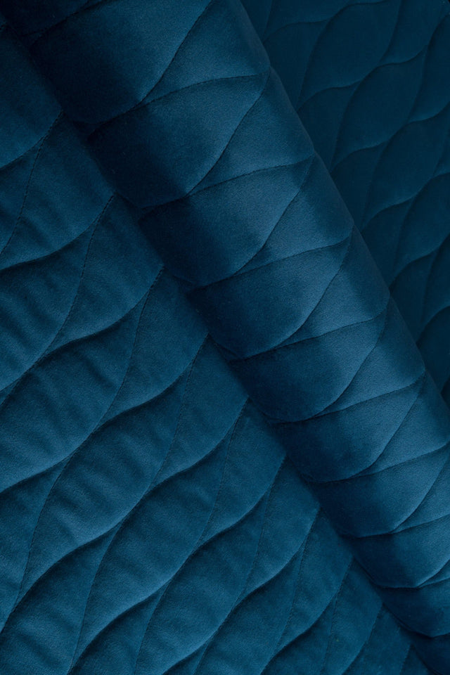 MØRK PETROLBLÅ MAGIC VELVET 3D – QUILTET VELOUR MED BØLGEMØNSTER