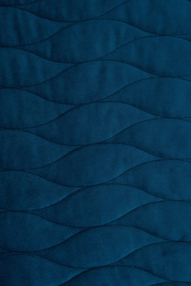 MØRK PETROLBLÅ MAGIC VELVET 3D – QUILTET VELOUR MED BØLGEMØNSTER