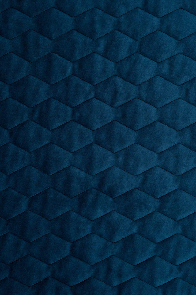 MØRK PETROLBLÅ MAGIC VELVET 3D – QUILTET VELOUR MED ZIGZAGMØNSTER