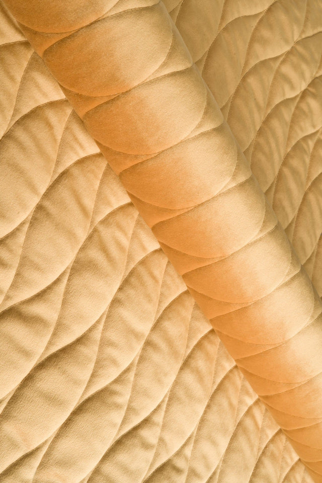 VARM HONNINGGUL MAGIC VELVET 3D – QUILTET VELOUR MED BØLGEMØNSTER