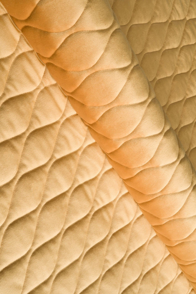 VARM HONNINGGUL MAGIC VELVET 3D – QUILTET VELOUR MED BLADMØNSTER