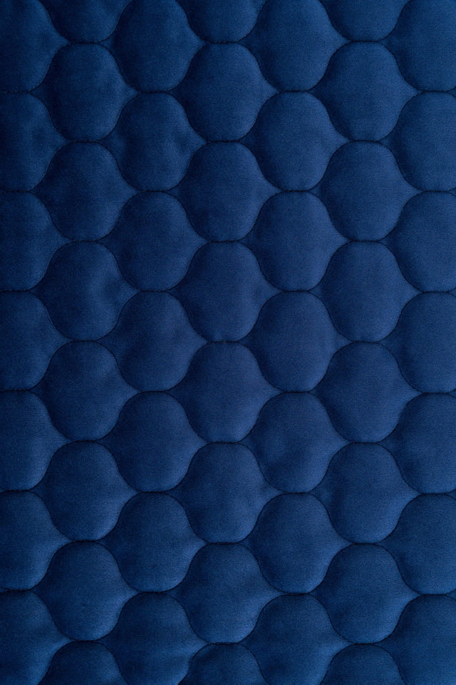 KLASSISK MARINEBLÅ MAGIC VELVET 3D – QUILTET VELOUR MED DRÅBEMØNSTER