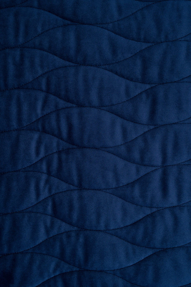 KLASSISK MARINEBLÅ MAGIC VELVET 3D – QUILTET VELOUR MED BØLGEMØNSTER
