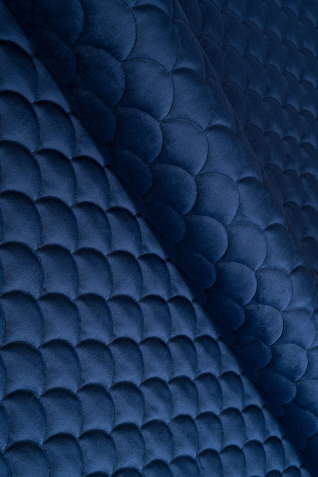 KLASSISK MARINEBLÅ MAGIC VELVET 3D – QUILTET VELOUR MED SKÆLMØNSTER