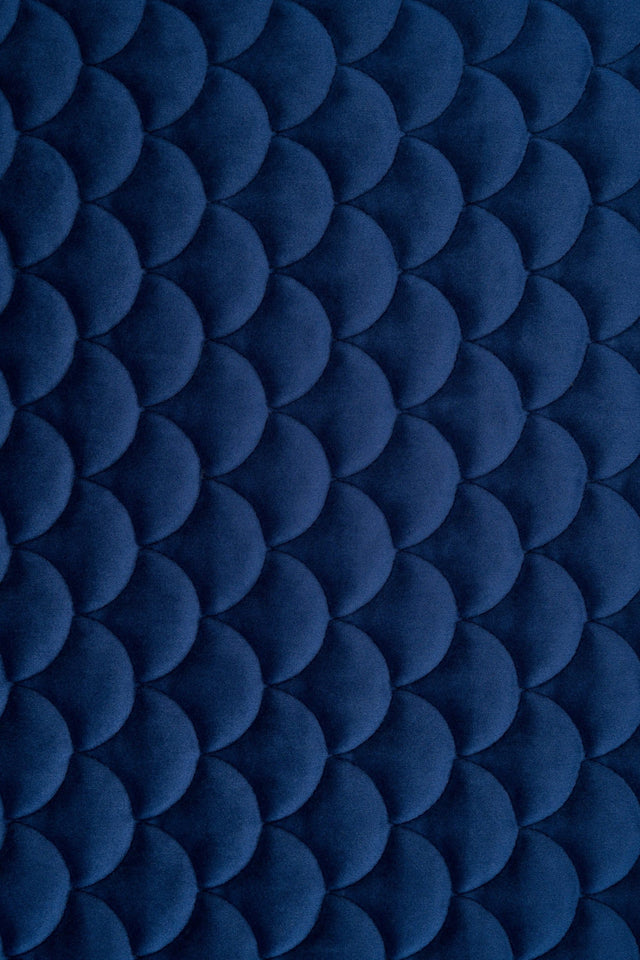 KLASSISK MARINEBLÅ MAGIC VELVET 3D – QUILTET VELOUR MED SKÆLMØNSTER
