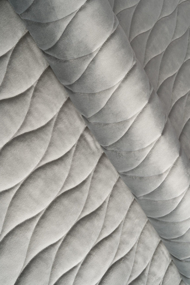 ROLIG STENGRÅ MAGIC VELVET 3D – QUILTET VELOUR MED BØLGEMØNSTER