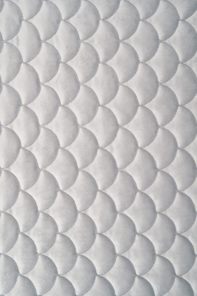 LYS SØLVGRÅ MAGIC VELVET 3D – QUILTET VELOUR MED SKÆLMØNSTER