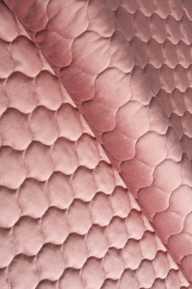 STØVET GAMMELROSA MAGIC VELVET 3D – QUILTET VELOUR MED DRÅBEMØNSTER