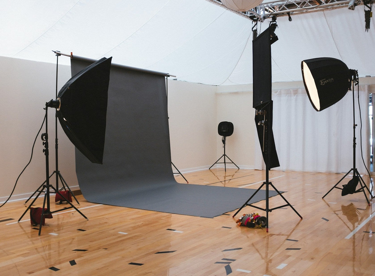 MÖRKBLÅ BRANDFÖRHINDRANDE SATIN MOLTON – 300 CM, LJUS- & LJUDDÄMPANDE
