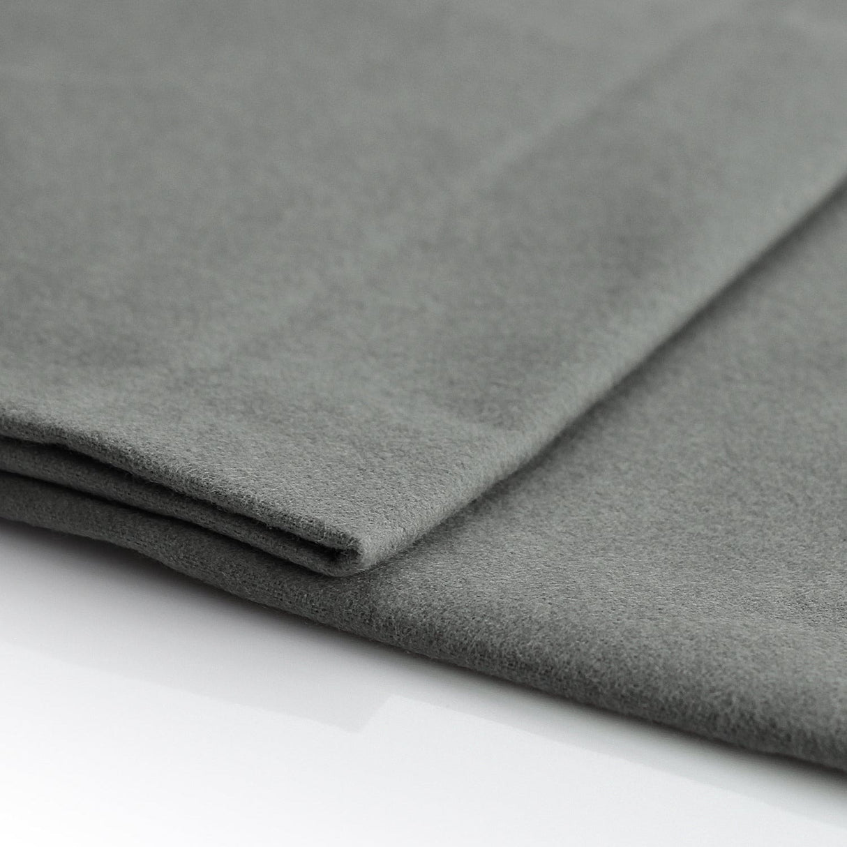 GRÅ BRANDFÖRHINDRANDE SATIN MOLTON – 300 CM, LJUS- & LJUDDÄMPANDE