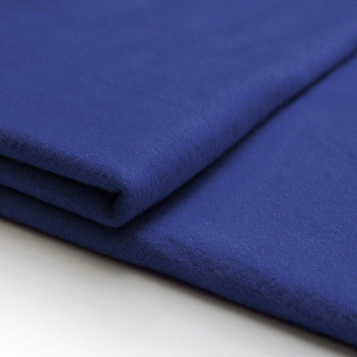 MØRKEBLÅ BRANDHÆMMENDE SCENE MOLTON – 300 CM, 300 g/m² & MAT, LYS-/LYDABSORBERENDE