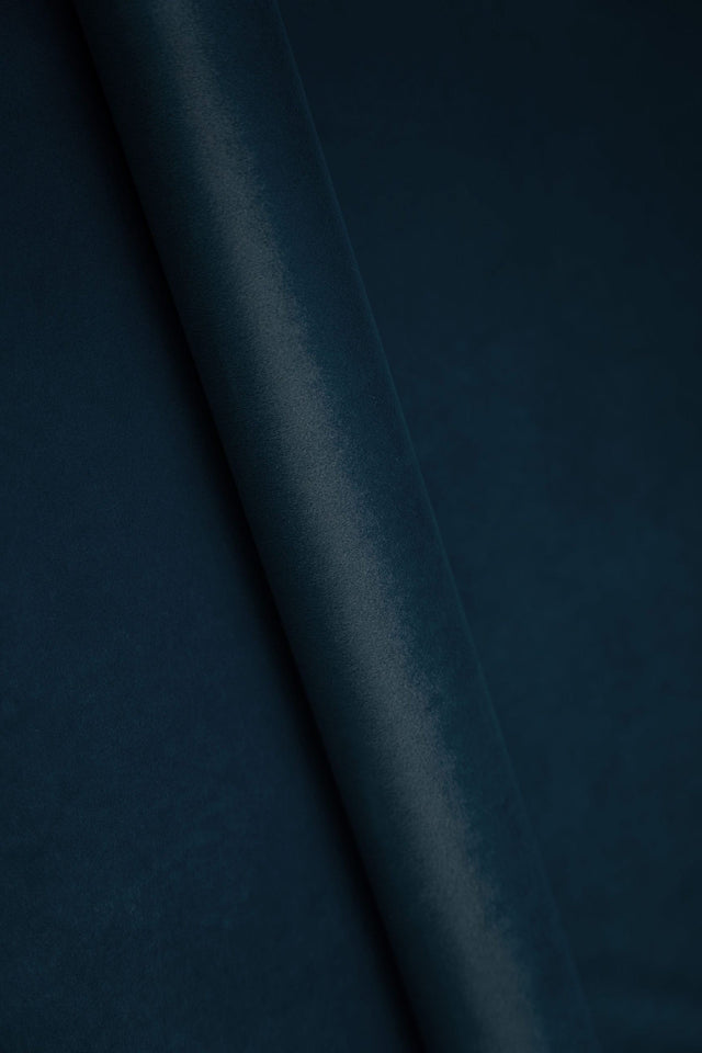 MÖRK NATTBLÅ SMART VELVET MÖBELVELOUR – SLITSTARK & PETPROOF